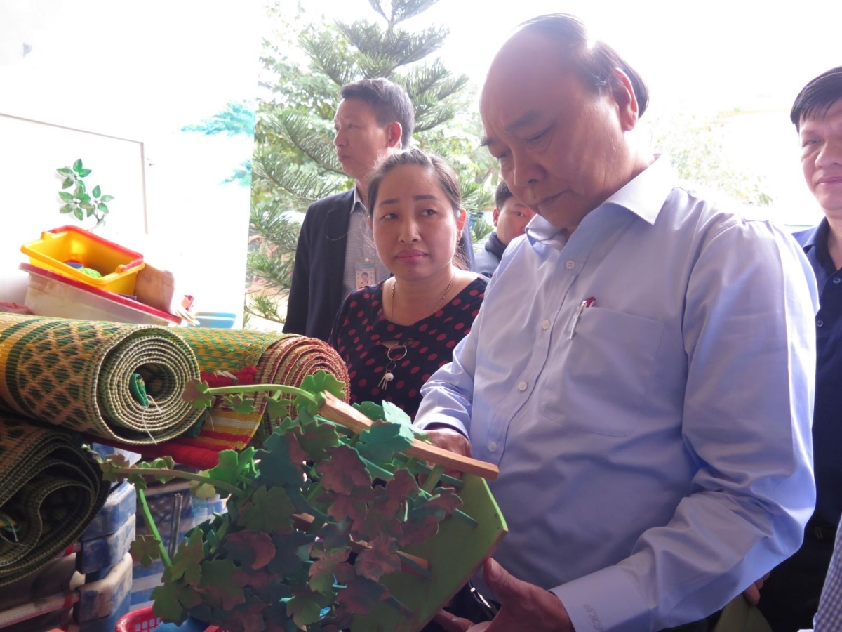 PM calls for emergency aid to flood victims in central region PM phuc presents gifts to teachers of hien ninh kindergarten and offers them words encouragement overcome this difficult period as soon possible.